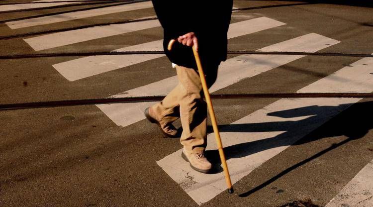 Anziano cammina in strada - Ipa