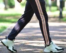 Una persona cammina in un parco