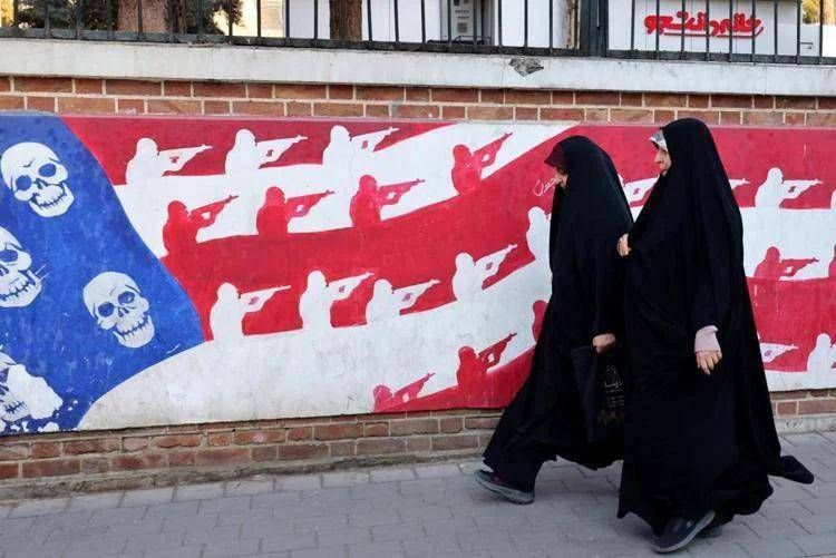 Iran, murales anti Usa a Teheran  (Afp)