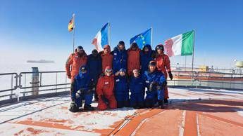 Isolati a -80°C nel buio totale: inizia l'odissea di 12 eroi dell'Antartide