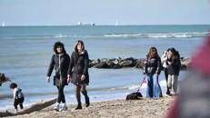 Assaggio di primavera su Ostia, spunta il sole e c'è già chi fa il bagno al mare - Video