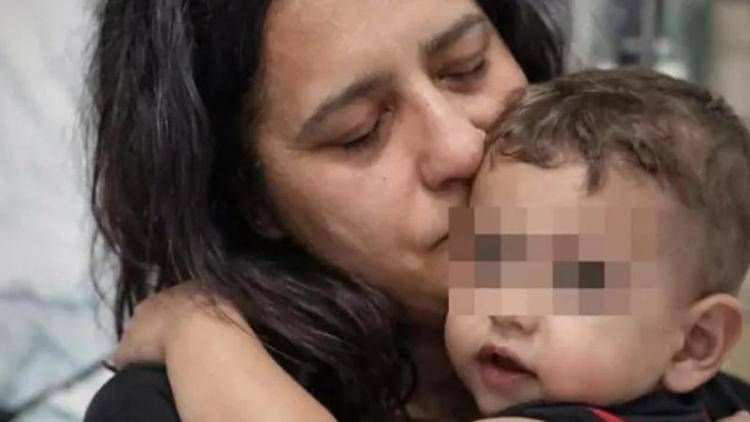 Mamma Patrizia e il piccolo Domenico in una foto pubblicata su Facebook dal deputato campano Francesco Emilio Borrelli