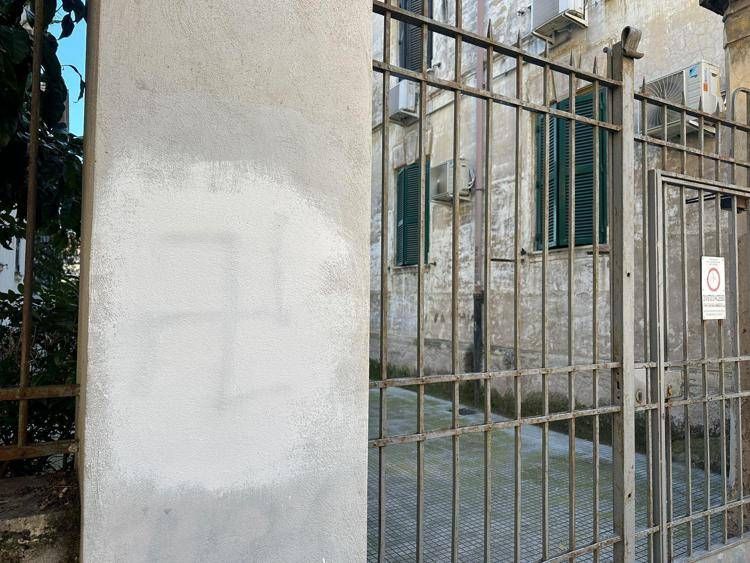 La svastica a Testaccio poi cancellata (Foto Adnkronos)