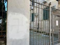 La svastica a Testaccio poi cancellata (Foto Adnkronos)