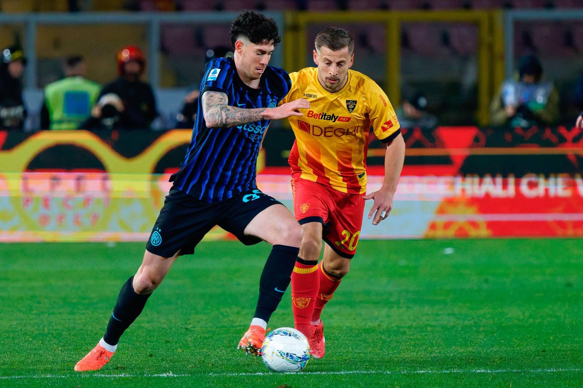 Bastoni travolto dai fischi, il ‘castigo’ in Lecce-Inter