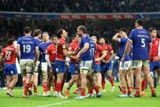 Francia-Italia, il saluto tra Garbisi e Nouchi alla fine del match del Sei Nazioni - Afp