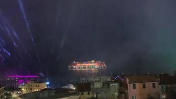 Sanremo, fuochi d'artificio per il party inaugurale del palco sul mare - Video