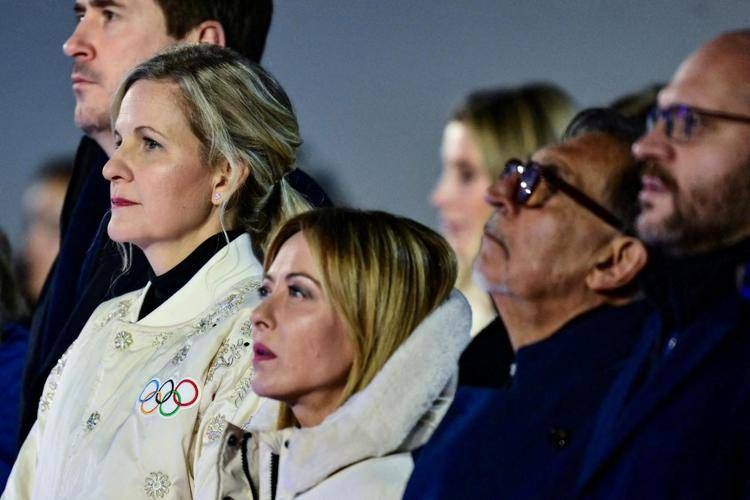 giorgia meloni accanto alla presidente del cio kirsty coventry