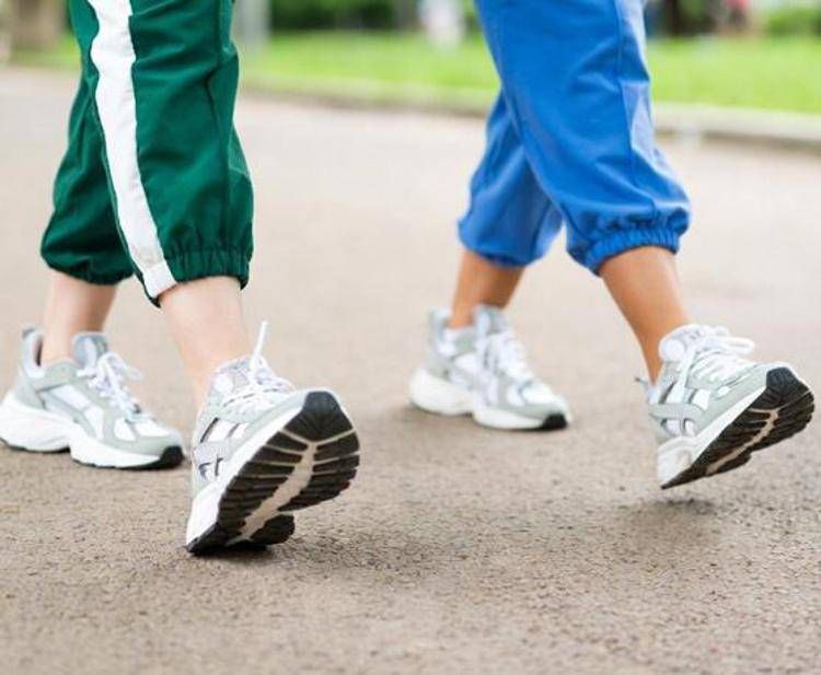 Due perosne camminano al parco