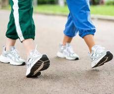 Due perosne camminano al parco