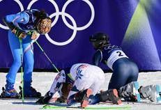 L'inchino di Sara Hector e Thea Louise Stjernesund a Federica Brignone