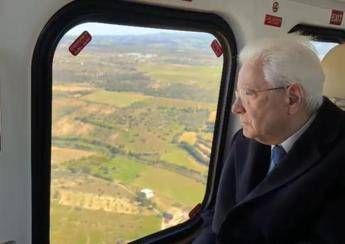 Sergio Mattarella mentre sorvola Niscemi