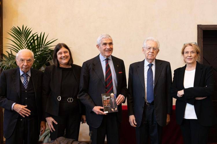 Casini ai giovani all'Università Cattolica, 'impegnatevi in politica'