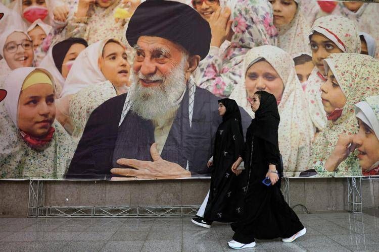 Un ritratto di Khamenei a Teheran