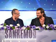 Sanremo 2026, oggi si parte. Conti in conferenza ricorda Costanzo e ironizza su Can Yaman - Diretta