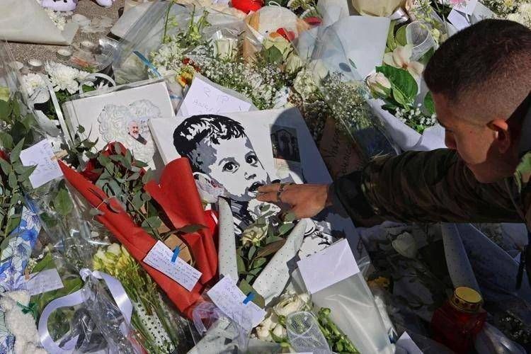 Fiori in ricordo di Domenico (Fotogramma/Ipa)