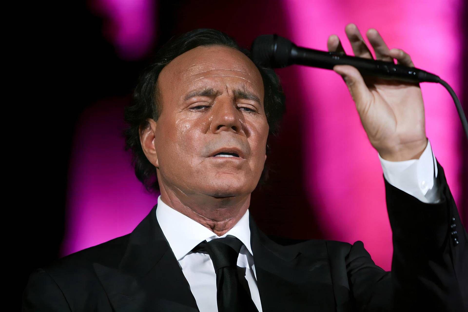 Presunti abusi su ex dipendenti, Julio Iglesias cita ministra per diffamazione