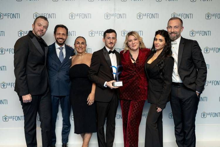 Veronica Maffi con il suo staff alla cerimonia di premiazione.