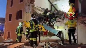 Palazzina crollata in provincia di Verona, i feriti estratti dalle macerie - Video