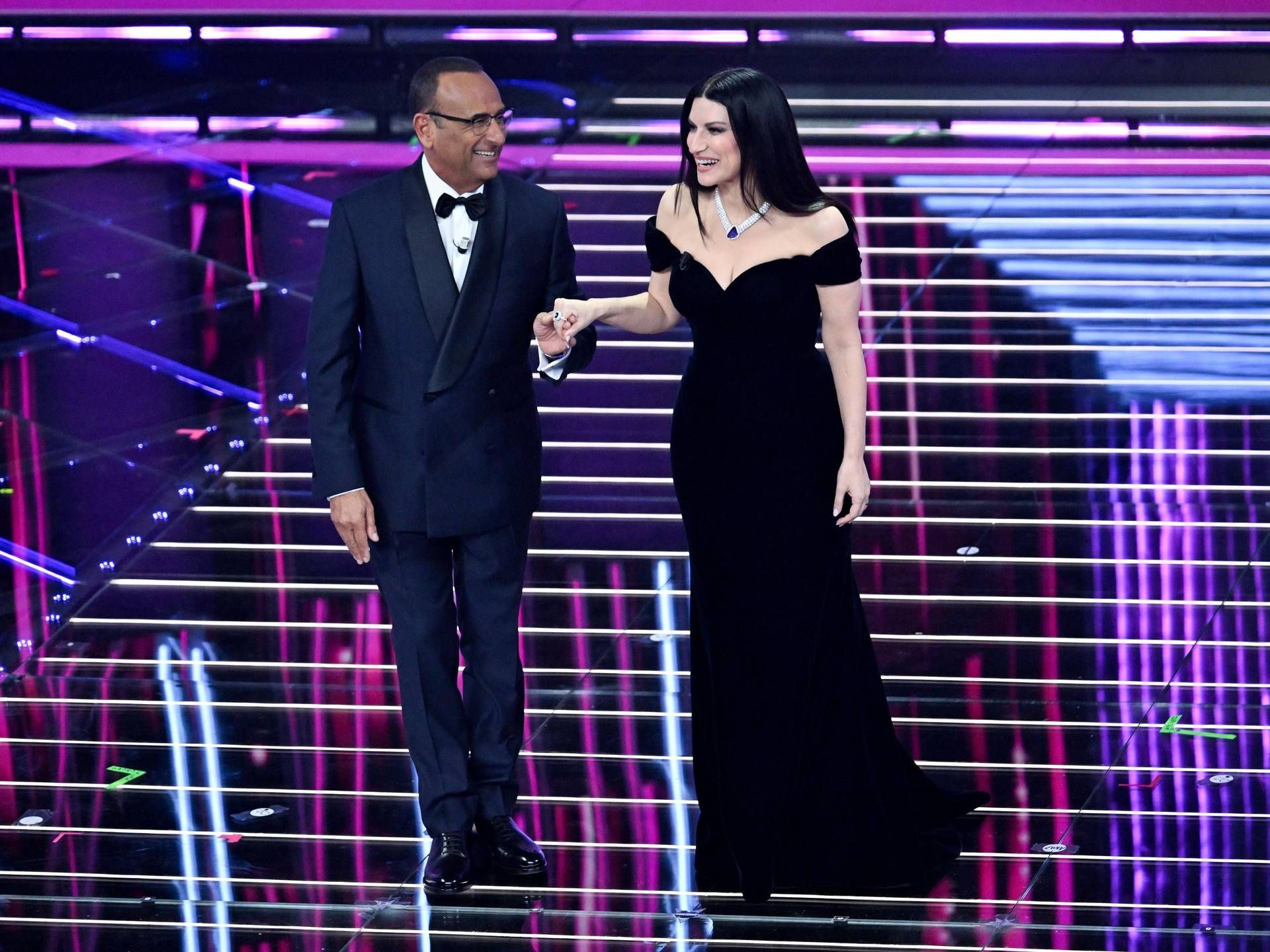 Sanremo 2026, Laura Pausini 'inciampa' sulle parole: lo 'sfottò' di Can Yaman