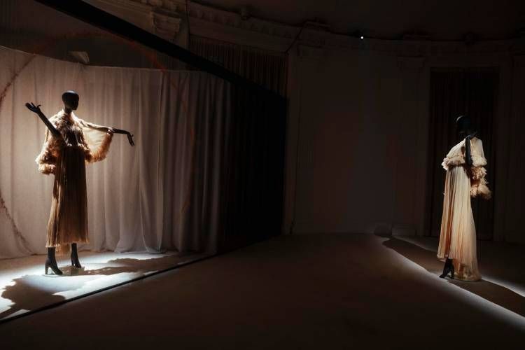 Alberta Ferretti, un racconto di luci e suggestioni per la fall-winter 2026