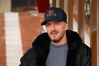 Sanremo 2026, Raf chi è: gli esordi, i problemi di salute e l'amore per Gabriella Labate