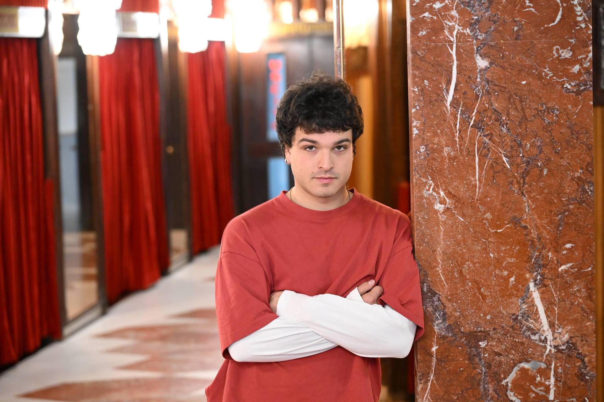 dagli esordi al cognome importante. Testo e significato del brano ‘Naturale’