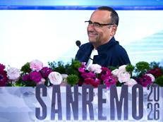Sanremo 2026, Conti esulta per gli ascolti e lascia conferenza in anticipo: 