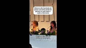 Scontro tra le Bambole di Pezza e il giornalista: 