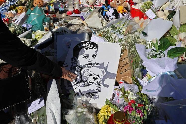 Peluche, biglietti, palloncini e fiori per il piccolo Domenico (Ipa)