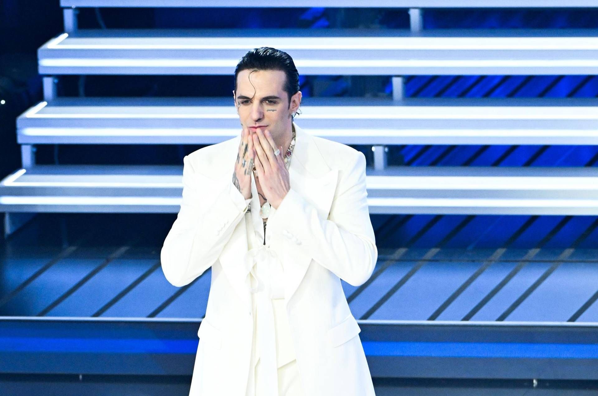 Sanremo, Achille Lauro in total white sul palco: accolto da un'ovazione