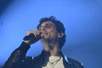 Sanremo 2026, Bresh ospite del Suzuki stage: chi è il cantante di 'La tana del granchio'