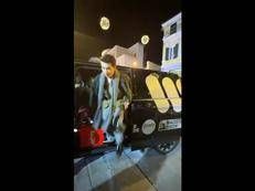 Sanremo, Fulminacci sfida la 'Stupida fortuna' e passa sotto una scala - Video