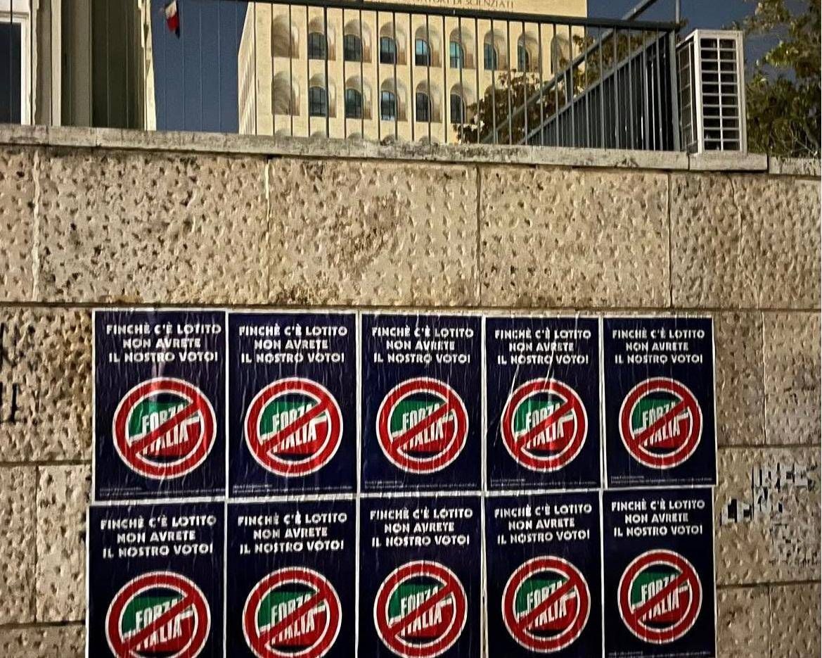 Lazio halkının protestosu, Forza Italia sembolünün üzerinin çizildiği posterler