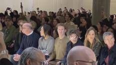 Zuckeberg e la moglie alla sfilata di Prada - Video