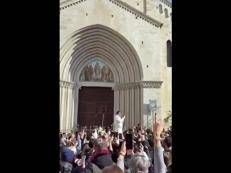 Sanremo in delirio, Sal Da Vinci canta tra i fan 'Per sempre sì' - Video