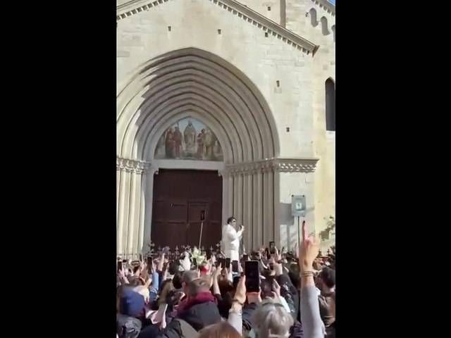 Folla a Sanremo per Sal Da Vinci, canta tra i fan ‘Per sempre sì’