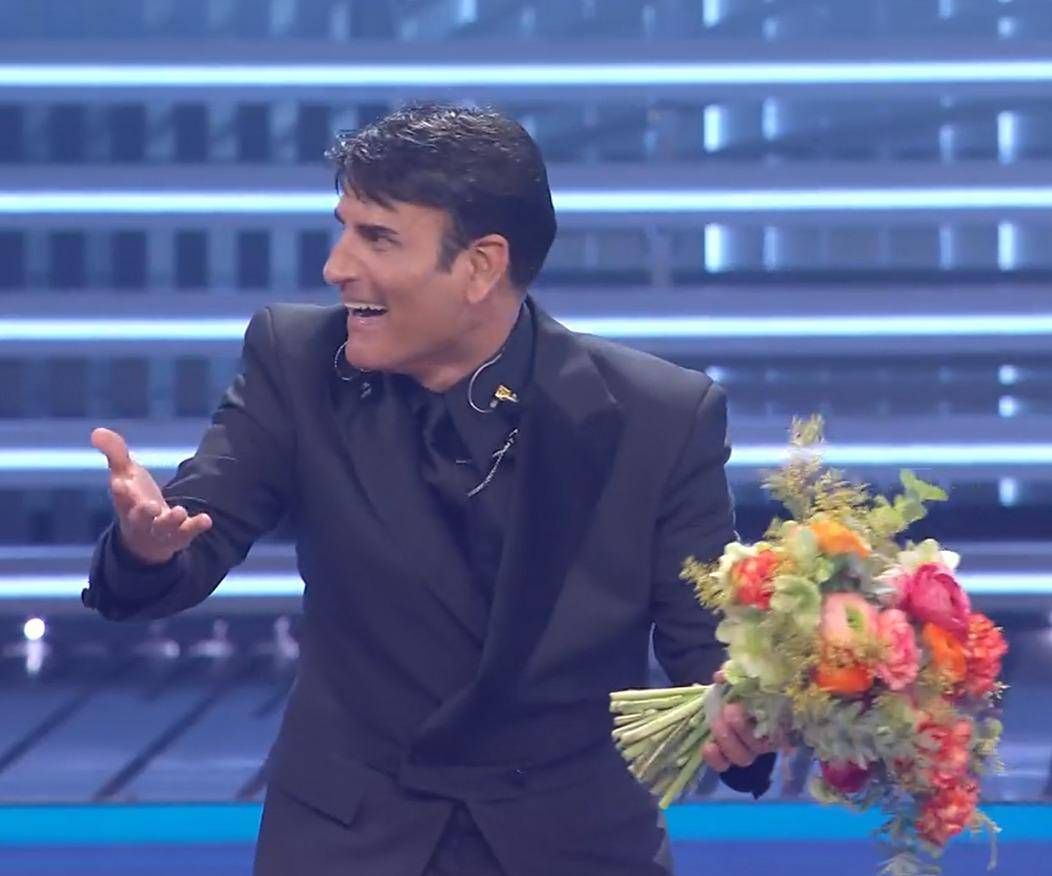 Sanremo 2026, Sal Da Vinci commosso: standing ovation con 'Per sempre sì'