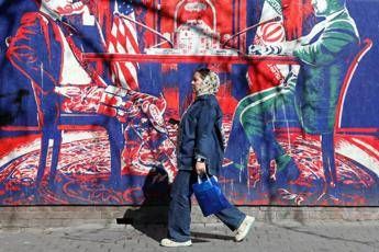 Donna in strada di Teheran - Afp