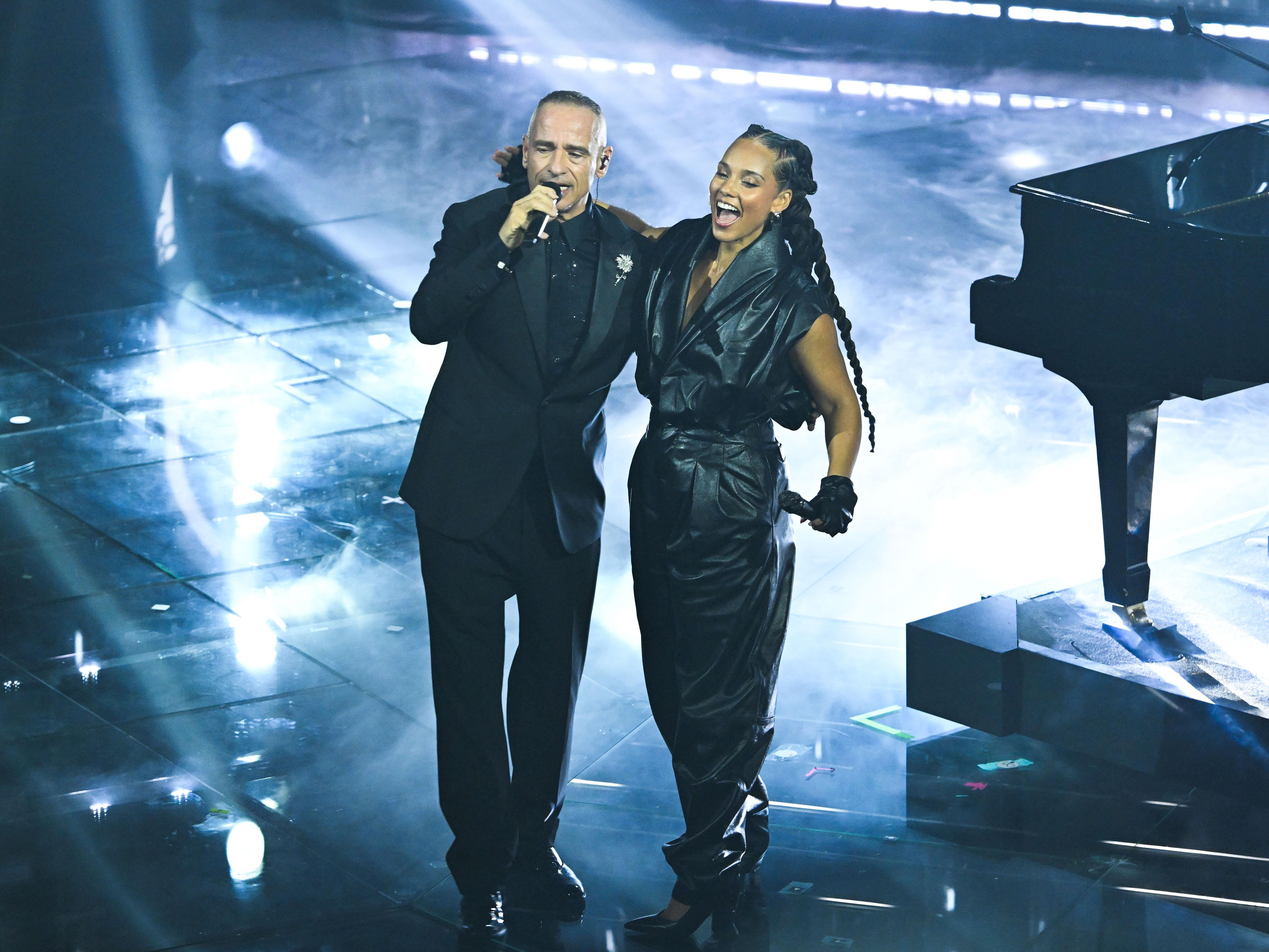 Sanremo 2026, Ramazzotti intrattiene il pubblico nel fuorionda. Cosa è successo con Alicia Keys Sanremo 2026, Ramazzotti intrattiene il pubblico nel fuorionda. Cosa è successo con Alicia Keys