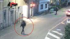 Il momento prima dell'aggressione ripreso dalle telecamere