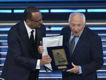 Sanremo, Mogol riparte su elicottero vigili del fuoco: è polemica. Lui: "Viaggio è andato benissimo"