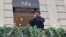 Bagno di folla per Fedez e Masini, cantano a sorpresa dal balcone 'Male Necessario' - Video