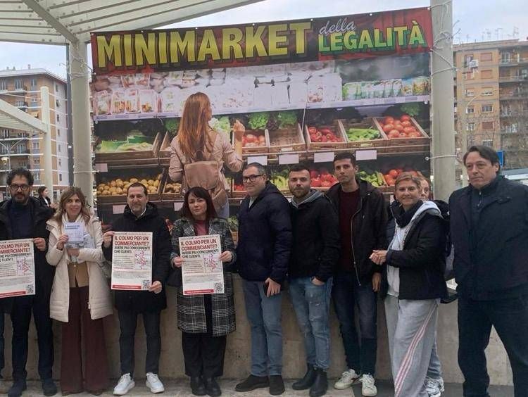 Roma, protesta anti mini-market e 'Torpigna' apre quello della legalità