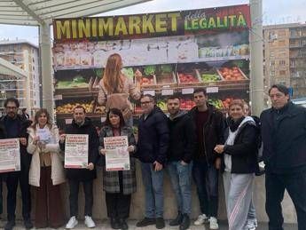 Roma, protesta anti mini-market e 'Torpigna' apre quello della legalità