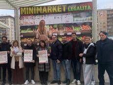 Roma, protesta anti mini-market e 'Torpigna' apre quello della legalità