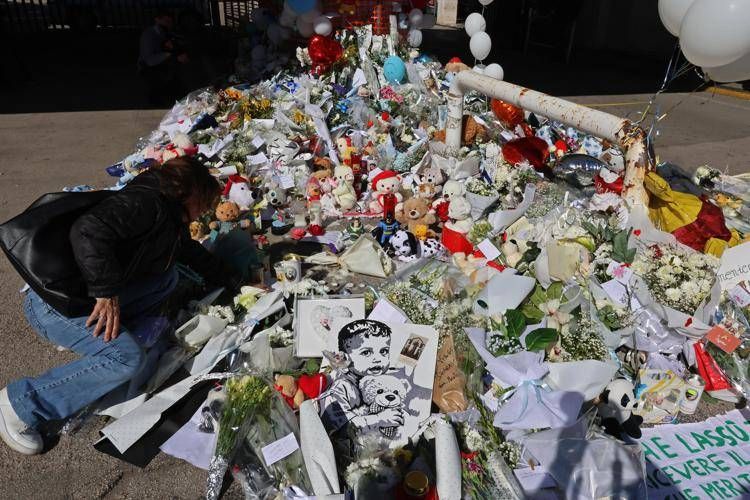 Fiori, biglitti e peluche per Domenico davanti al Monaldi di Napoli - Ipa