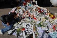 Fiori, biglitti e peluche per Domenico davanti al Monaldi di Napoli - Ipa