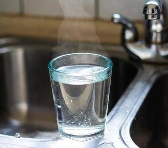 Un bicchiere d'acqua calda