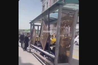 Iran, balli in strada mentre Usa e Israele colpiscono Teheran - Video